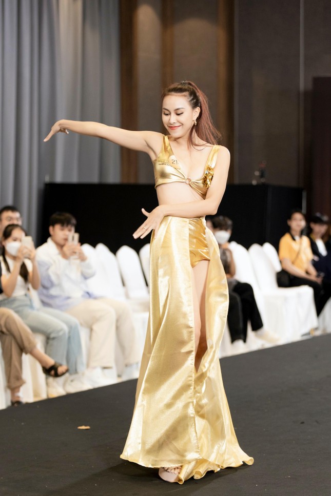 Thí sinh Miss Grand Vietnam bắn rap, trình diễn catwalk lốc xoáy ấn tượng trong buổi sơ khảo - Ảnh 3.