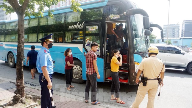 Lượng phương tiện tăng đột biến trước kỳ nghỉ lễ 2/9, nhiều xe khách nhồi nhét bị xử lý - Ảnh 2.