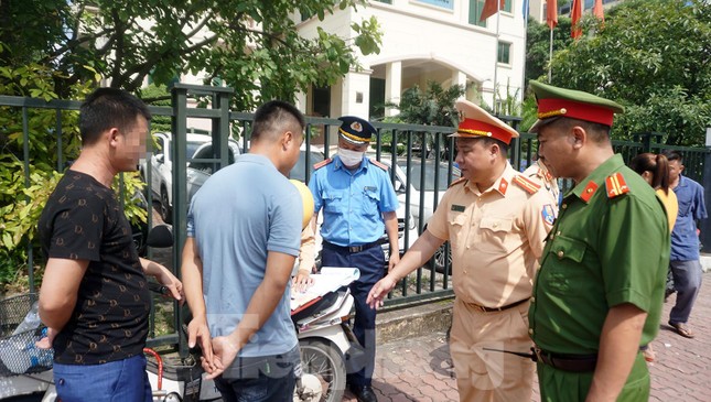 Lượng phương tiện tăng đột biến trước kỳ nghỉ lễ 2/9, nhiều xe khách nhồi nhét bị xử lý - Ảnh 4.