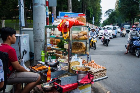 Khách Tây tiết lộ cách tìm ra quán ăn đường phố ngon ở Việt Nam - Ảnh 2.