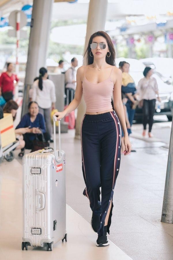 Mỹ nhân Việt biến sân bay thành sàn diễn thời trang: Thùy Tiên chuộng style ôm sát, Kỳ Duyên chất lừ - Ảnh 15.