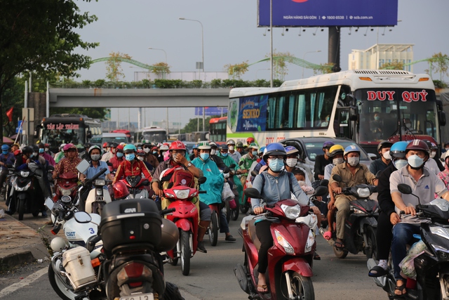 Chùm ảnh: Người dân về quê nghỉ lễ, các tuyến đường lớn ùn tắc kéo dài - Ảnh 25.