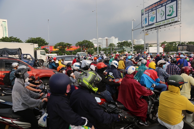 Chùm ảnh: Người dân về quê nghỉ lễ, các tuyến đường lớn ùn tắc kéo dài - Ảnh 19.