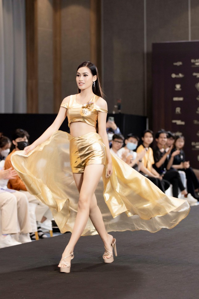 Thí sinh Miss Grand Vietnam bắn rap, trình diễn catwalk lốc xoáy ấn tượng trong buổi sơ khảo - Ảnh 8.
