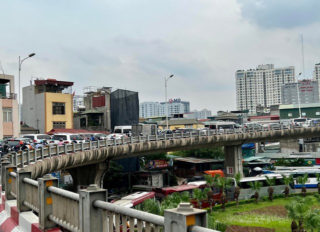 Chùm ảnh: Người dân về quê nghỉ lễ, các tuyến đường lớn ùn tắc kéo dài - Ảnh 5.