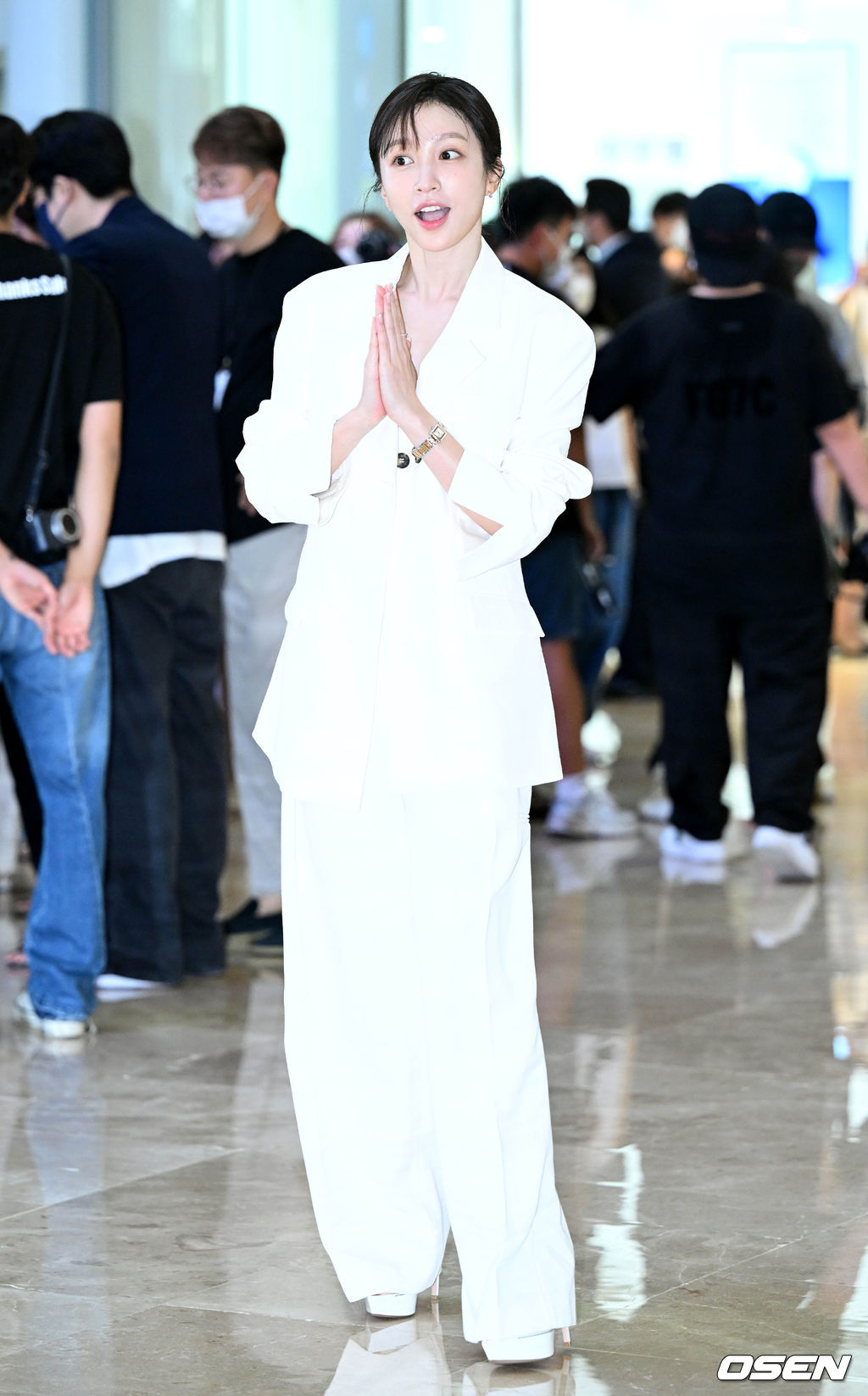 2 nữ thần Yoona và Hani đẹp đến mức đại náo siêu sự kiện, tài tử Lee Jin Wook và WINNER nổi bật giữa quân đoàn sao hạng A - Ảnh 4. 2 nữ thần Yoona và Hani đẹp đến mức đại náo siêu sự kiện, tài tử Lee Jin Wook và WINNER nổi bật giữa quân đoàn sao hạng A - Ảnh 4.