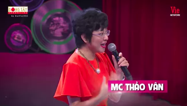Ký ức vui vẻ: MC Thảo Vân lái xe máy lên sân khấu - Ảnh 1.