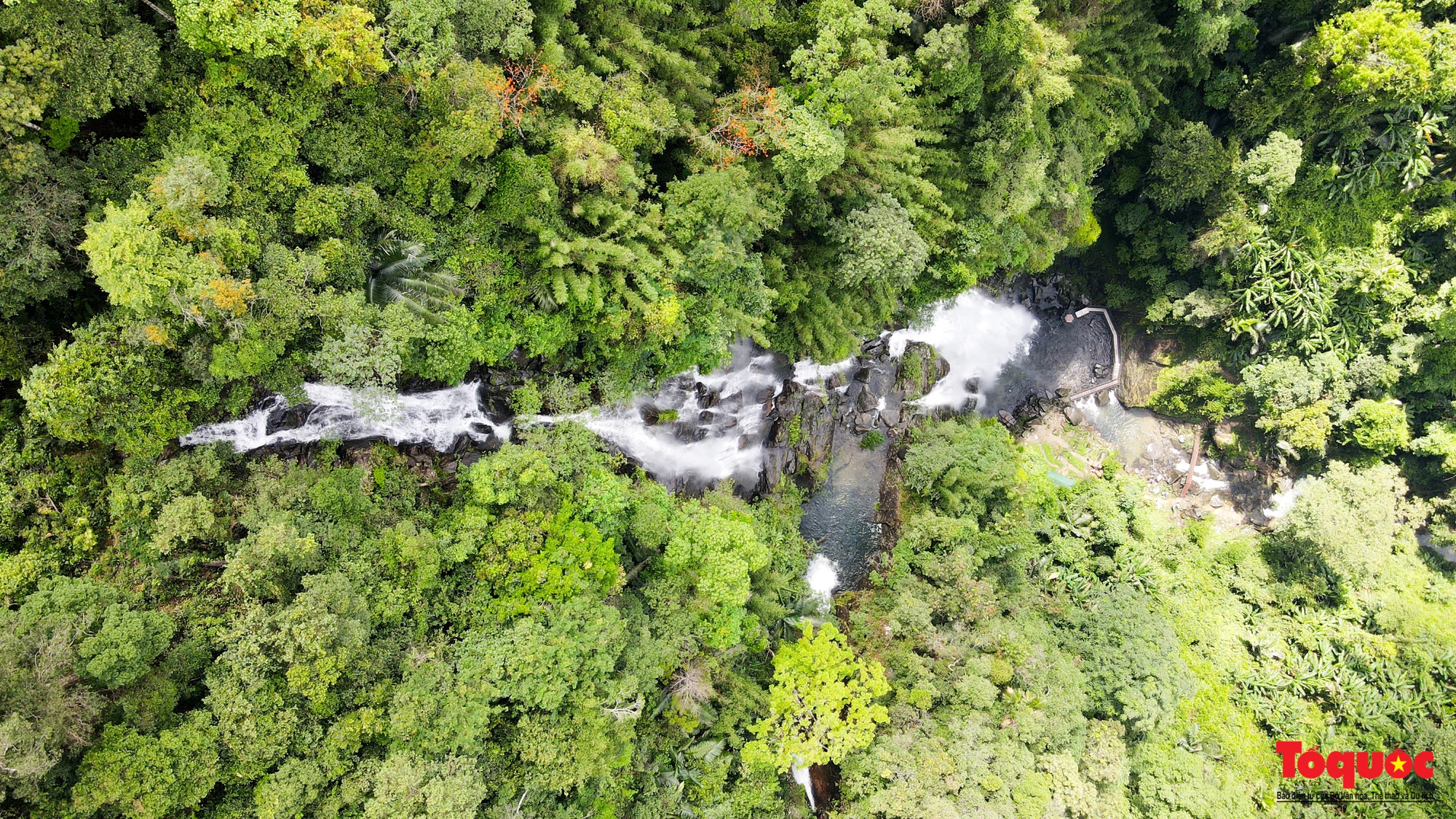 Thác Khe Kèm, dải lụa trắng giữa đại ngàn xứ Nghệ - Ảnh 2. Thác Khe Kèm, dải lụa trắng giữa đại ngàn xứ Nghệ - Ảnh 2.