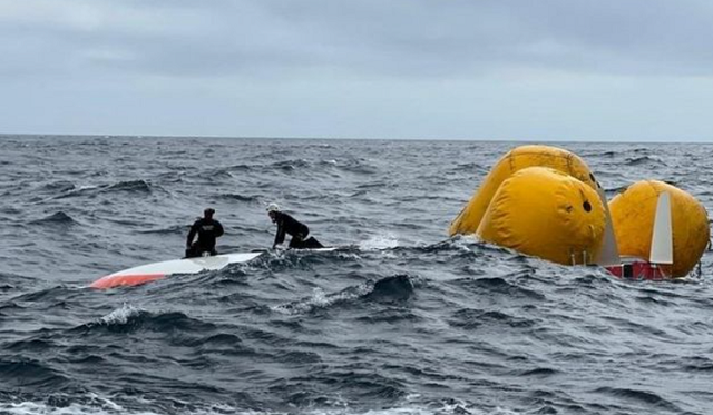 Cụ ông 62 tuổi sống sót sau 16 giờ mắc kẹt trong thuyền buồm bị lật ở Đại Tây Dương - Ảnh 1.