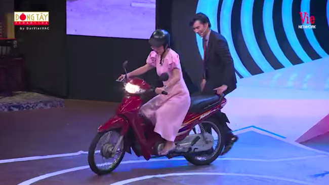 Ký ức vui vẻ: MC Thảo Vân lái xe máy lên sân khấu - Ảnh 3.