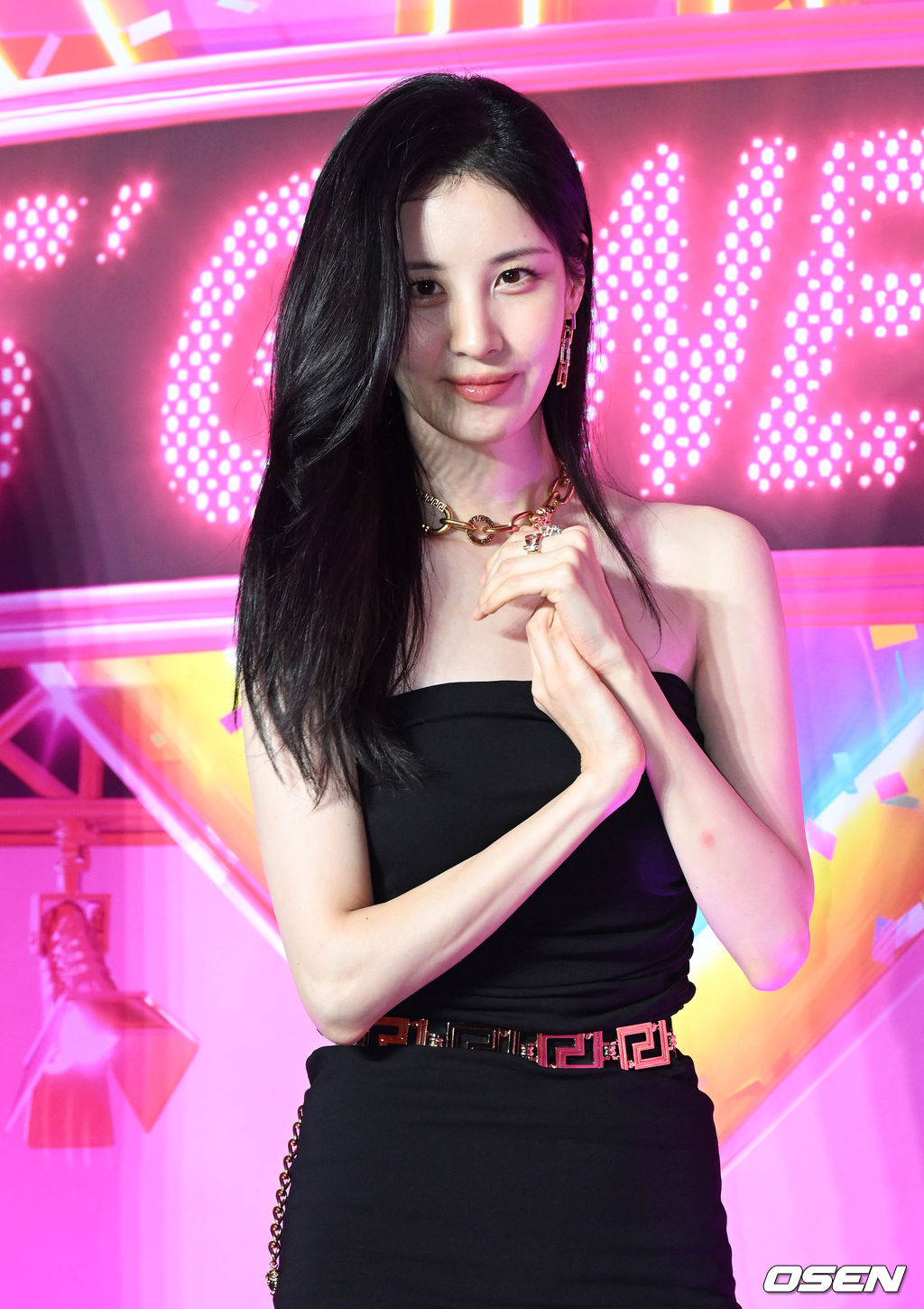 SNSD đổ bộ thảm hồng họp báo tái xuất: Nữ thần Yoona - Seohyun đọ sắc đỉnh cao, 1 thành viên gây sốt vì lệch hẳn đội hình - Ảnh 8. SNSD đổ bộ thảm hồng họp báo tái xuất: Nữ thần Yoona - Seohyun đọ sắc đỉnh cao, 1 thành viên gây sốt vì lệch hẳn đội hình - Ảnh 8.