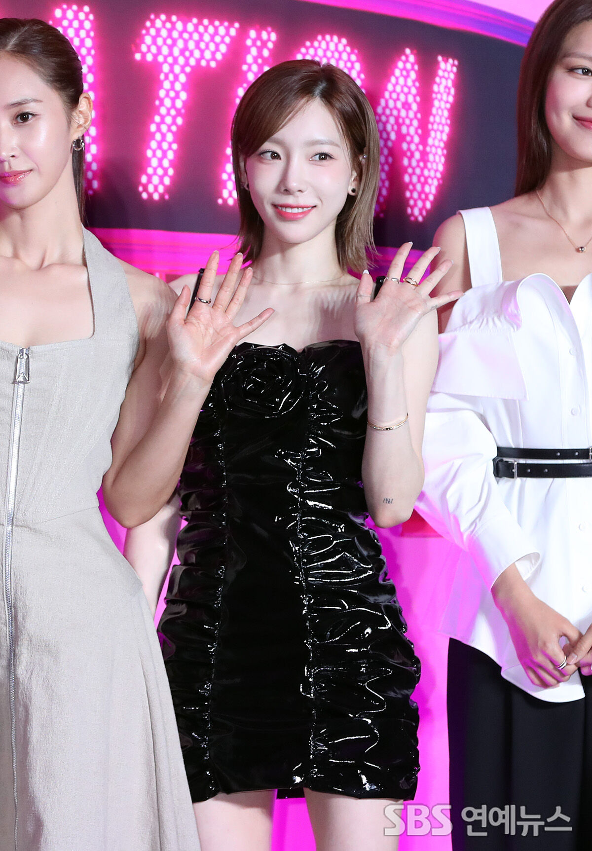 SNSD đổ bộ thảm hồng họp báo tái xuất: Nữ thần Yoona - Seohyun đọ sắc đỉnh cao, 1 thành viên gây sốt vì lệch hẳn đội hình - Ảnh 13. SNSD đổ bộ thảm hồng họp báo tái xuất: Nữ thần Yoona - Seohyun đọ sắc đỉnh cao, 1 thành viên gây sốt vì lệch hẳn đội hình - Ảnh 13.