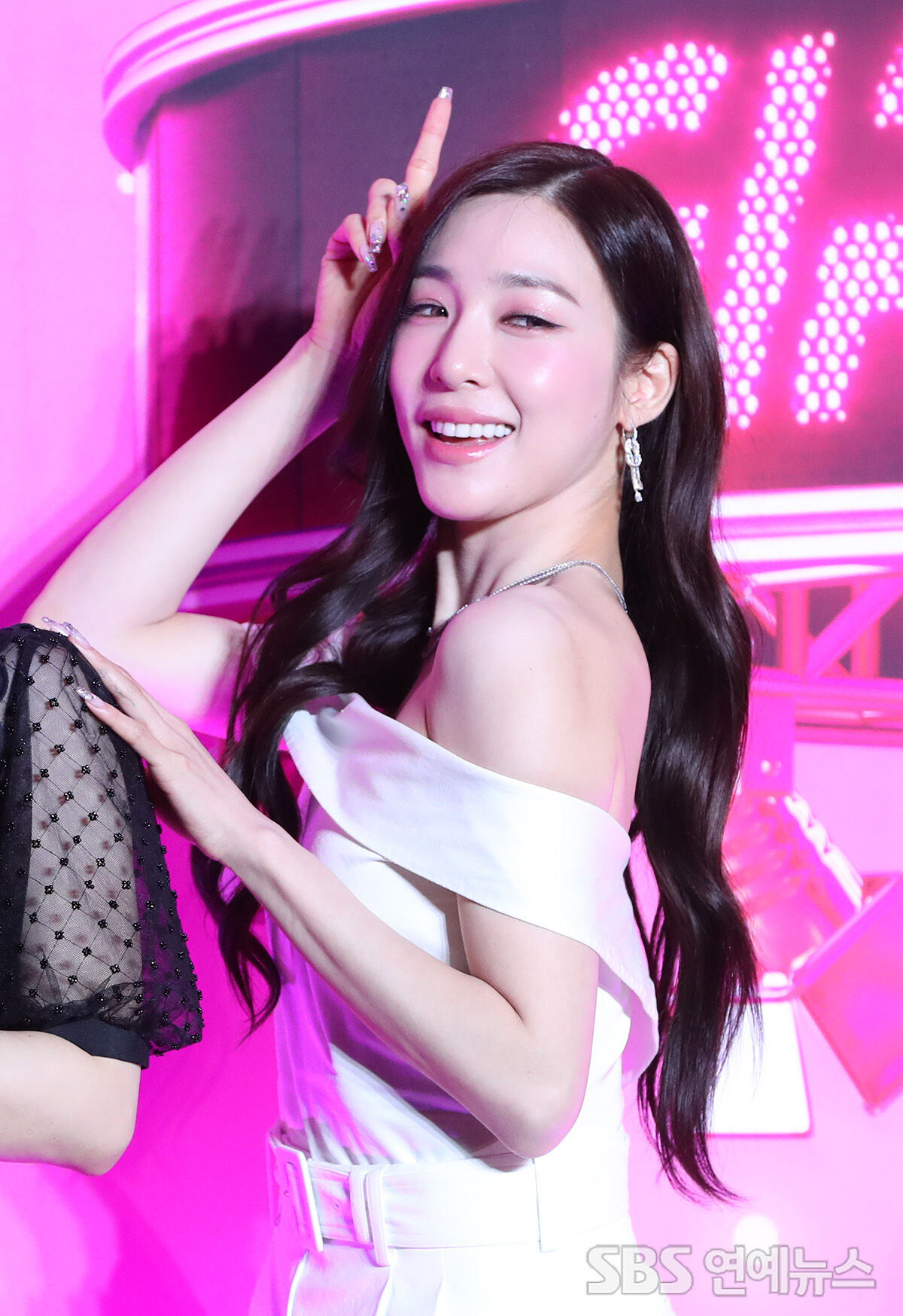 SNSD đổ bộ thảm hồng họp báo tái xuất: Nữ thần Yoona - Seohyun đọ sắc đỉnh cao, 1 thành viên gây sốt vì lệch hẳn đội hình - Ảnh 15. SNSD đổ bộ thảm hồng họp báo tái xuất: Nữ thần Yoona - Seohyun đọ sắc đỉnh cao, 1 thành viên gây sốt vì lệch hẳn đội hình - Ảnh 15.