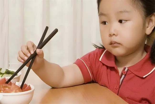Tương lai của trẻ th&agrave;nh danh hay b&igrave;nh thường chỉ cần nh&igrave;n h&agrave;nh vi tr&ecirc;n b&agrave;n ăn: Cha mẹ để &yacute; kỹ 4 ĐIỀU n&agrave;y để sớm điều chỉnh con c&aacute;i - Ảnh 1.