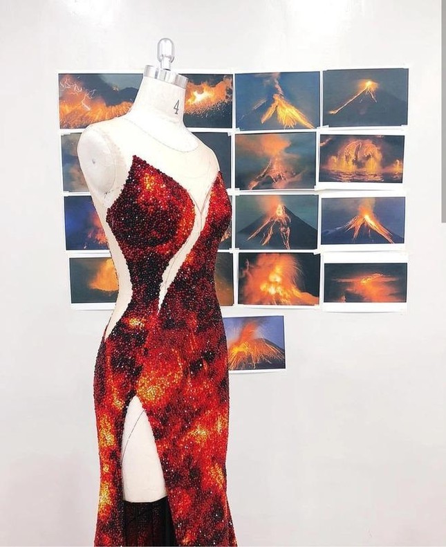 Tiểu Vy mặc váy đỏ lấp lánh, fan liên tưởng với váy dạ hội lấy cảm hứng từ núi lửa của Catriona Gray  - Ảnh 7.