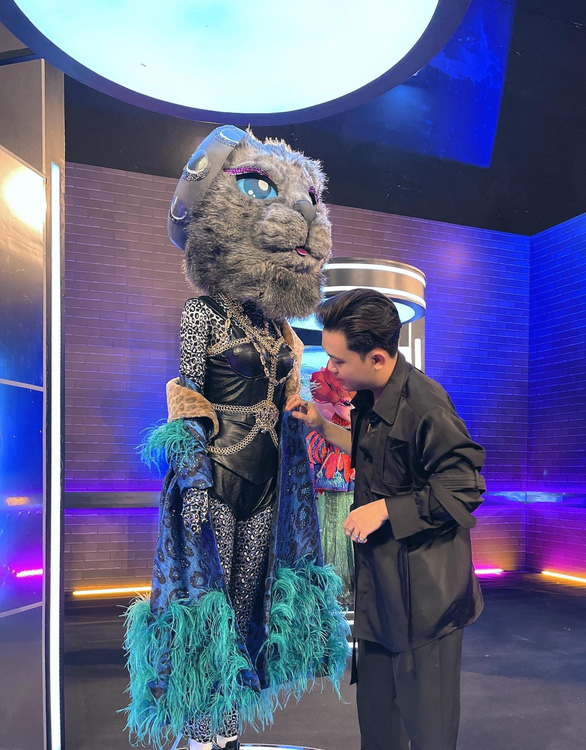 Loạt mascot hóa thân cầu kỳ gây sốt ở Ca sĩ mặt nạ phiên bản Việt - Ảnh 10. Loạt mascot hóa thân cầu kỳ gây sốt ở Ca sĩ mặt nạ phiên bản Việt - Ảnh 10.