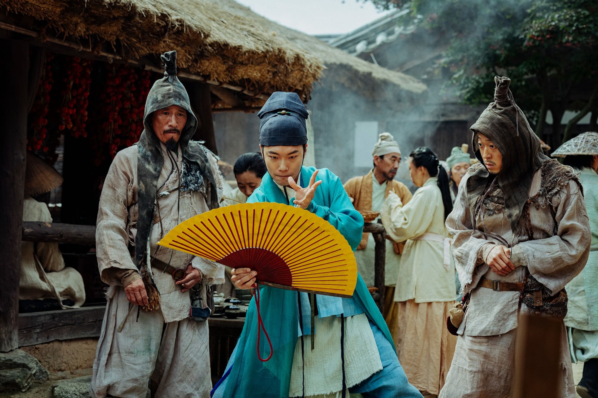 Alienoid: Cuộc chiến xuyên không - Phim chiếu rạp của So Ji Sub, Kim Woo Bin có gì đáng xem? - Ảnh 4. Alienoid: Cuộc chiến xuyên không - Phim chiếu rạp của So Ji Sub, Kim Woo Bin có gì đáng xem? - Ảnh 4.