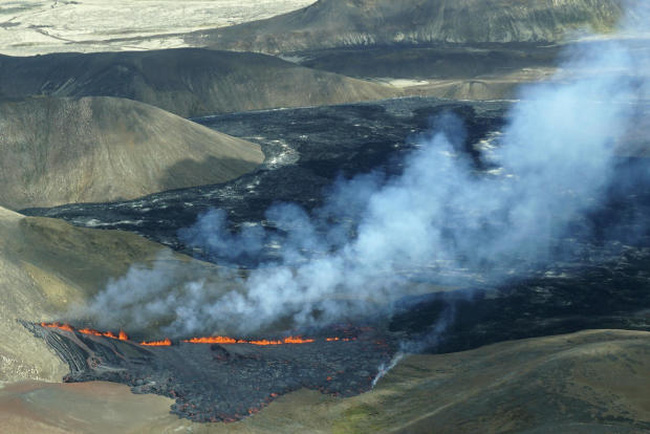 Núi lửa phun trào dữ dội tại Iceland - Ảnh 1.
