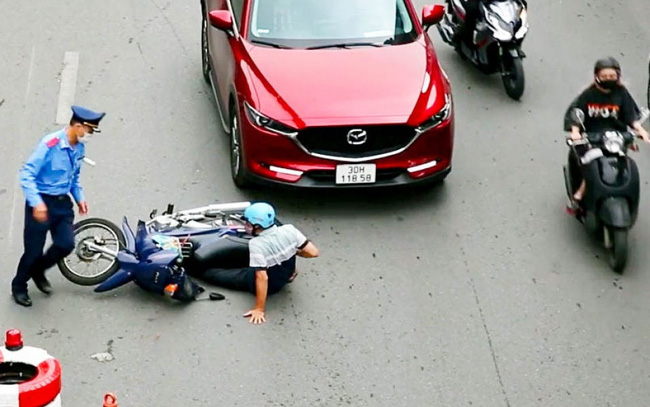 Nhiều vụ tai nạn xảy ra trong ngày đầu tiên thực hiện phân làn đường Nguyễn Trãi - Ảnh 1.