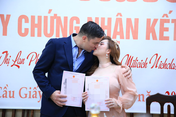 Lan Phuong という名前の 2 人の少女は、控えめな身長で、背の高い西洋人の夫と結婚します。実生活はあまりにも充実しています - 写真 7.