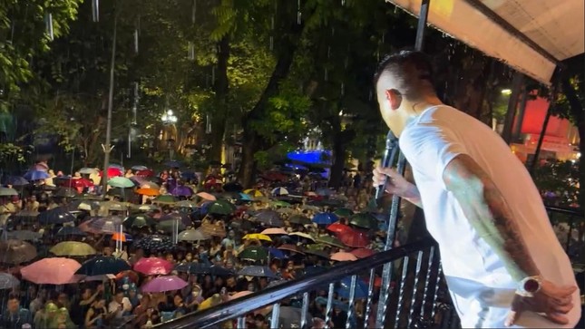 Hàng nghìn khán giả đội mưa đứng kín đường nghe Tuấn Hưng hát live ở ban công nhà riêng  - Ảnh 1.