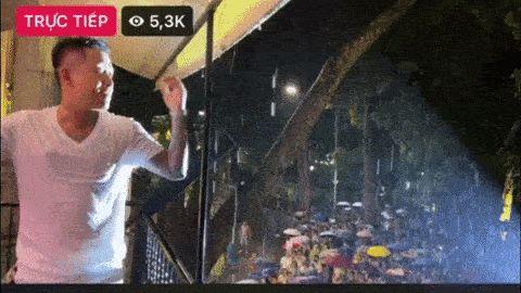 Hàng nghìn khán giả đội mưa đứng kín đường nghe Tuấn Hưng hát live ở ban công nhà riêng  - Ảnh 2.