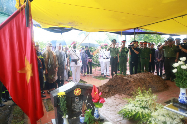 Hình ảnh xúc động tiễn biệt liệt sĩ Đỗ Đức Việt về nơi an nghỉ cuối cùng - Ảnh 1.