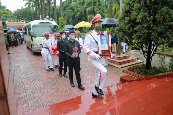 Hình ảnh xúc động tiễn biệt liệt sĩ Đỗ Đức Việt về nơi an nghỉ cuối cùng - Ảnh 2.