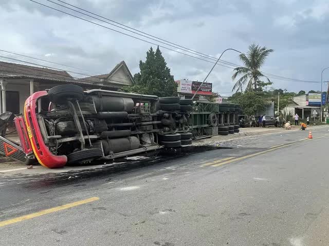 Xe đầu kéo bất ngờ lật gây tai nạn liên hoàn, nhiều phương tiện hư hỏng nặng - Ảnh 1.