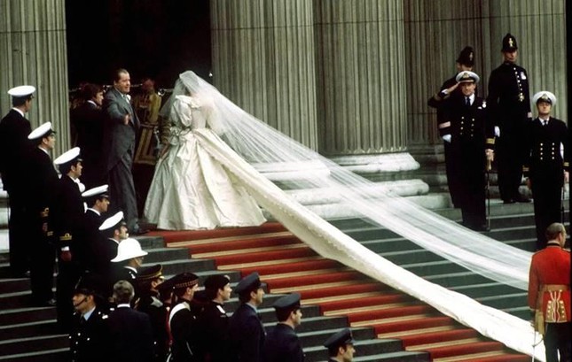 Những bí mật đằng sau chiếc váy cưới của Công nương Diana  - Ảnh 3.
