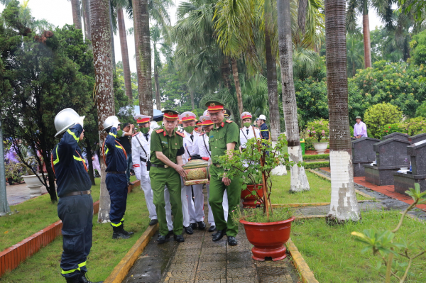 Hình ảnh xúc động tiễn biệt liệt sĩ Đỗ Đức Việt về nơi an nghỉ cuối cùng - Ảnh 3.