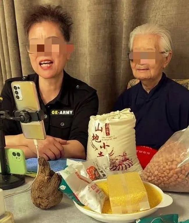 The 94-year-old grandmother became a money-making livestream tool for her daughter to expose the new reality of parasiticism on social networks - Photo 3.
