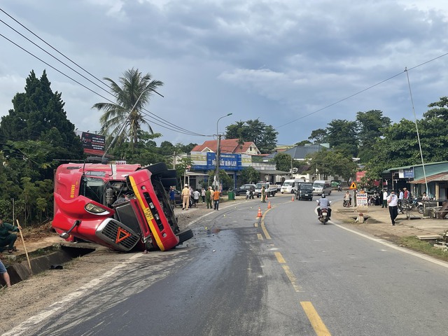 Xe đầu kéo bất ngờ lật gây tai nạn liên hoàn, nhiều phương tiện hư hỏng nặng - Ảnh 4.