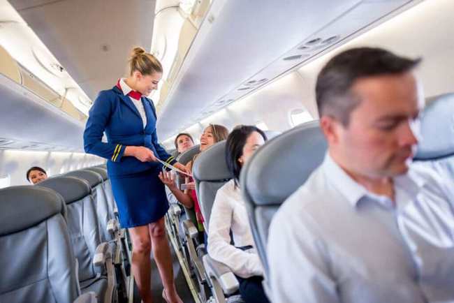 Flight attendants with 10 years of experience reveal mistakes passengers often make on the plane: Everyone should avoid!  - Photo 2.