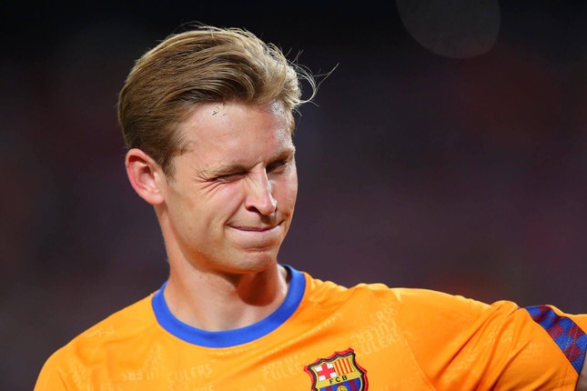   Barcelona threatened to take De Jong to court if he did not forgive the debt - Photo 1.