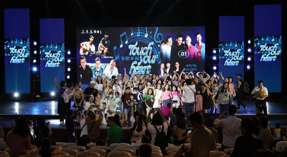 Nhóm nhạc The Moffatts và A1 hủy show ở TP.HCM, khán giả bức xúc muốn đòi lại tiền - Ảnh 4.