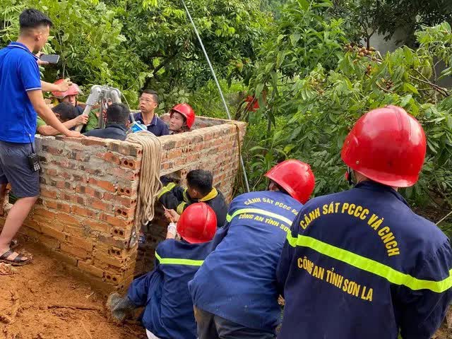 Sửa đường dẫn nước sinh hoạt, người phụ nữ trượt chân xuống đáy giếng tử vong - Ảnh 4.