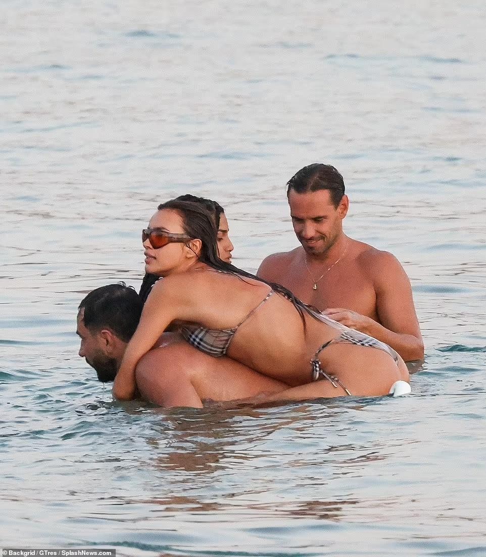 Irina Shayk sexy hết nấc với bikini bé xíu, ôm ấp bạn khác giới trên biển - Ảnh 6.