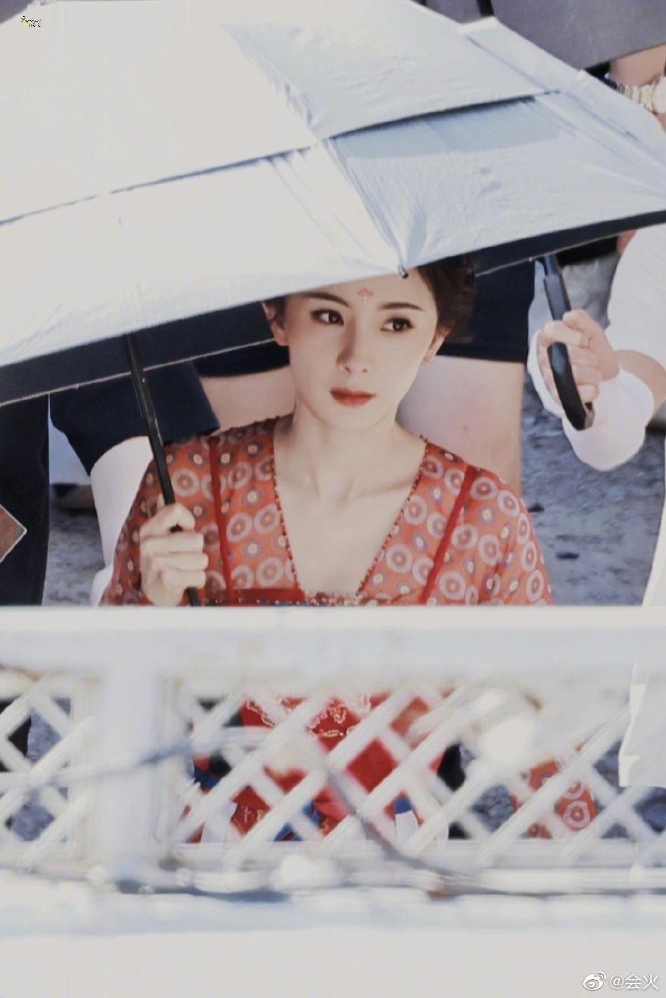 Dương Mịch khoe thềm ngực gợi cảm với nội y, tạo hình cổ trang gây thương nhớ - Ảnh 10.