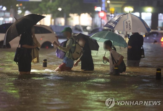 Hàn Quốc: Mưa lớn kỷ lục ở Seoul khiến 7 người thiệt mạng - Ảnh 1.