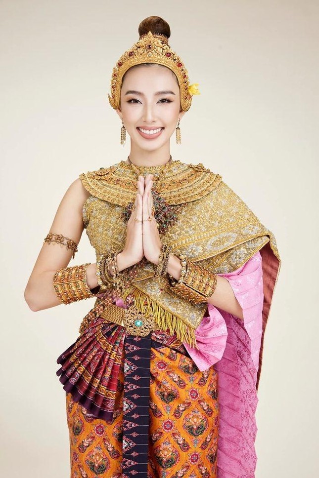 Thùy Tiên hóa thành mỹ nhân Indonesia, fan khen ngợi thần thái cân mọi loại trang phục dân tộc - Ảnh 4.