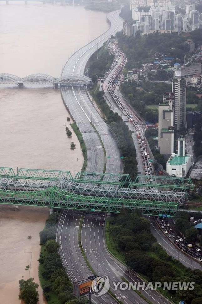 Hàn Quốc: Mưa lớn kỷ lục ở Seoul khiến 7 người thiệt mạng - Ảnh 8.