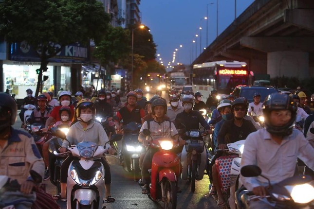 Đường Vành đai 3 trên cao ùn tắc gần 10km lúc nửa đêm - Ảnh 1.