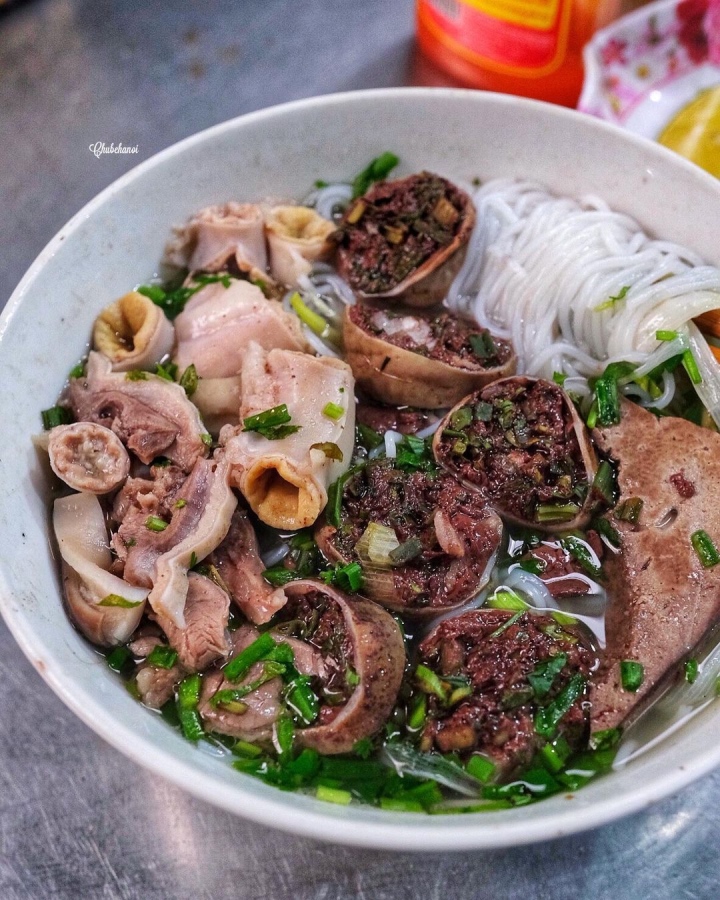 Vietnamese cuisine has an extremely addictive noodle dish with countless attractive toppings - Photo 2.