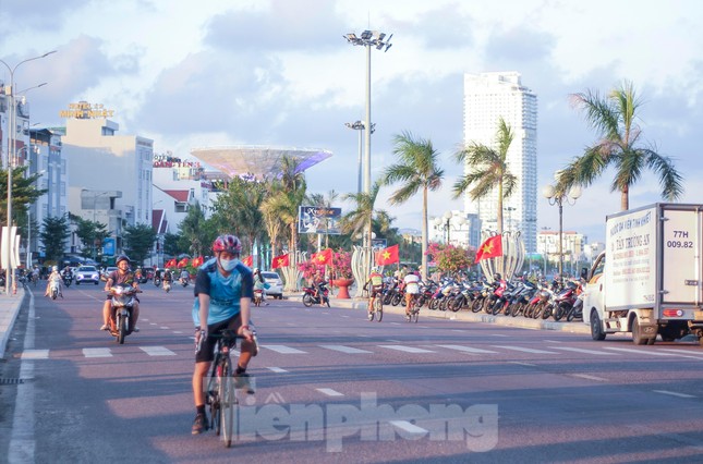 Biển Quy Nhơn đông đúc nhộn nhịp trong ngày đầu nghỉ lễ 2/9 - Ảnh 12.