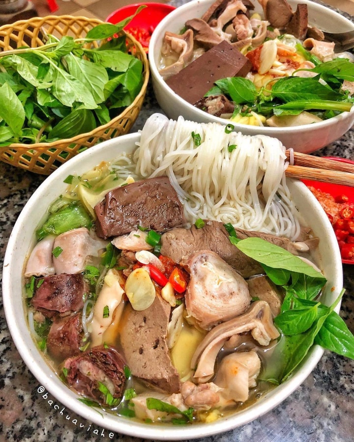 Vietnamese cuisine has an extremely addictive noodle dish with countless attractive toppings - Photo 5.