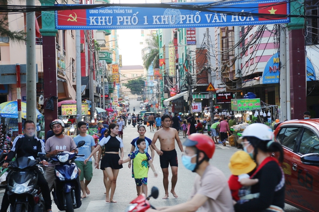 Không còn cảnh chen chúc, đường phố Vũng Tàu thông thoáng, người dân đội nắng tắm biển trong chiều 1/9 - Ảnh 10.