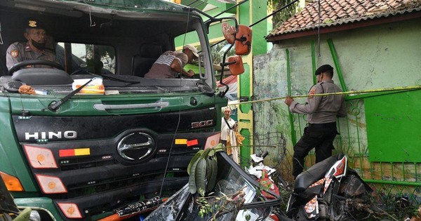 Indonesia: Xe tải gây tai nạn trước cổng trường học, 30 người thương vong - Ảnh 1.