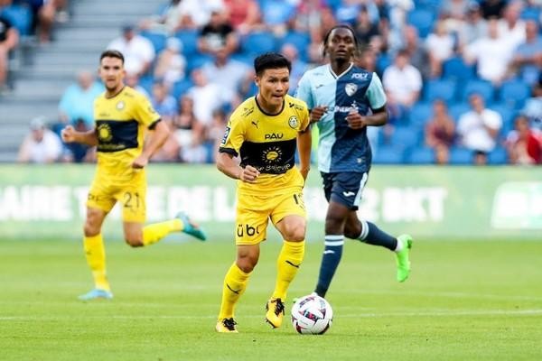 B&aacute;o ch&iacute; Trung Quốc khuy&ecirc;n Quang Hải rời con t&agrave;u đắm Pau FC - Ảnh 1.