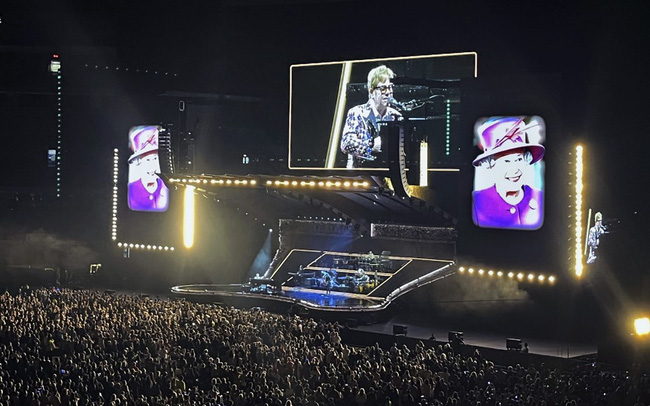 Elton John bày tỏ lòng kính trọng tới Nữ hoàng tại buổi hòa nhạc ở Toronto - Ảnh 1.